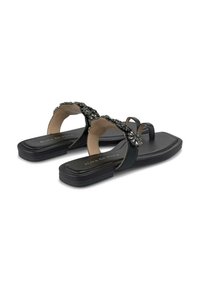 Sandali neri piatti con una tracolla texturizzata e decorata. Presentano una suola liscia e una forma rettangolare, progettati per un look casual.