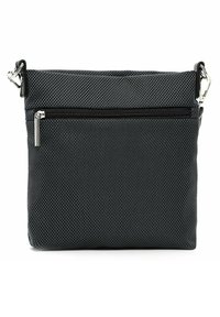 Borsa nera con texture, dotata di una tasca con zip frontale e accessori in metallo. Forma rettangolare compatta adatta all'uso quotidiano.