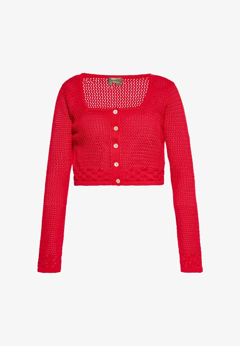 Rote gestrickte kurze Strickjacke mit langen Ärmeln und fünf weißen Knöpfen auf der Vorderseite, die ein strukturiertes offenes Maschenmuster aufweist.