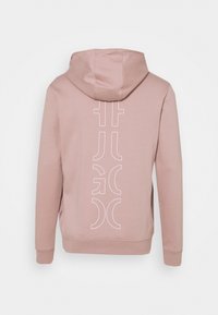 Sweat à capuche rose clair à manches longues avec des formes géométriques abstraites blanches verticales imprimées dans le dos.
