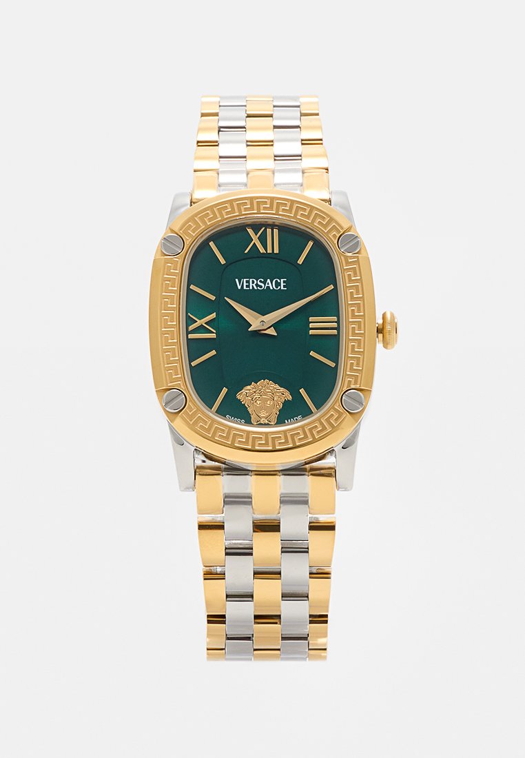 Gold- und Silbermetall-Uhr mit grünem Ziffernblatt, römischen Ziffern und Medusa-Icon. Verfügt über ein geometrisches Muster um das Ziffernblatt und ein strukturiertes Band.