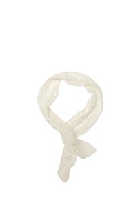 Strik en hvid tørklæde med en let tekstur, åben vævning og bølgede kanter. Velegnet til lagdeling eller som tilbehør.