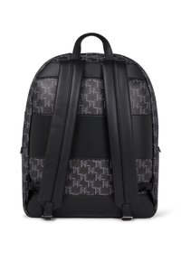 Rucsac negru cu un exterior texturat, având un model repetitiv cu logo, curele căptușite, accente din piele și un vârf rotunjit.