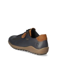 Baskets pour hommes avec un dessus en cuir texturé bleu foncé, accent en daim marron au talon, semelle en caoutchouc, fermeture à lacets et détail de fermeture éclair décoratif.