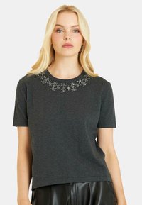 Czarnoszary t-shirt z krótkim rękawem, ozdobiony koralikowym wzorem kwiatowym wokół dekoltu, wykonany z miękkiego materiału bawełnianego.