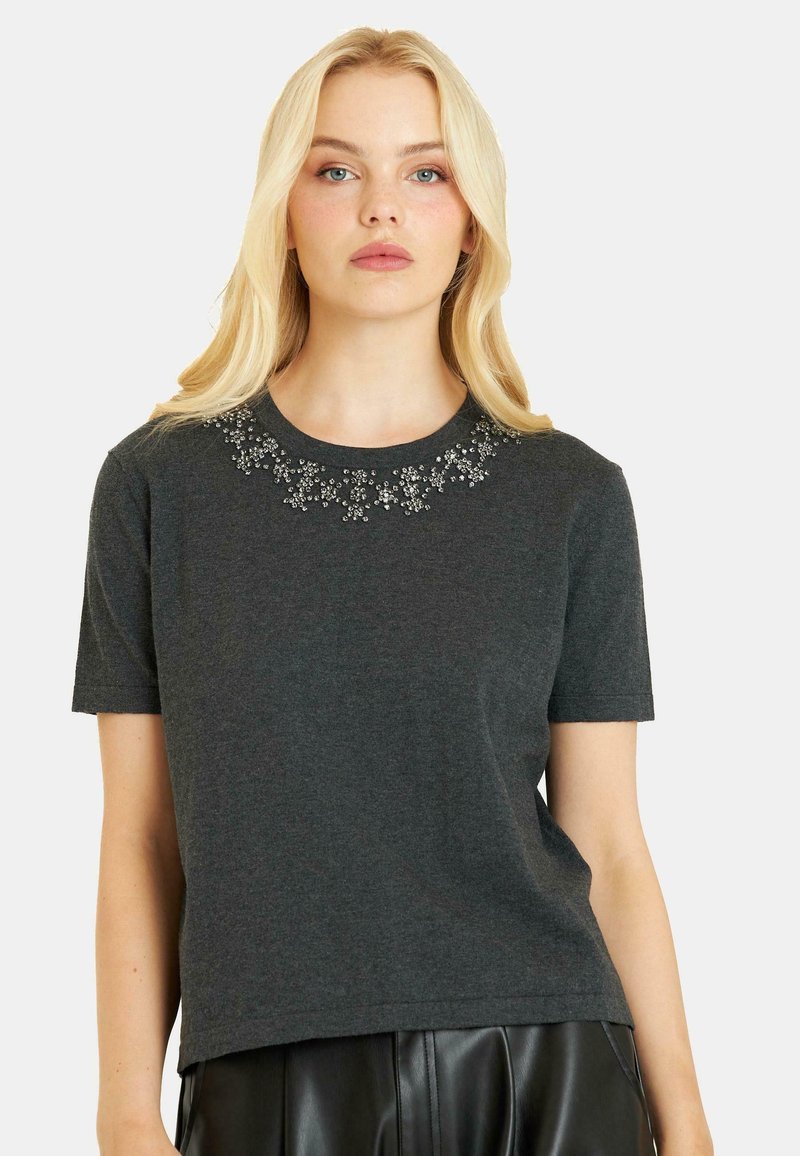 Czarnoszary t-shirt z krótkim rękawem, ozdobiony koralikowym wzorem kwiatowym wokół dekoltu, wykonany z miękkiego materiału bawełnianego.