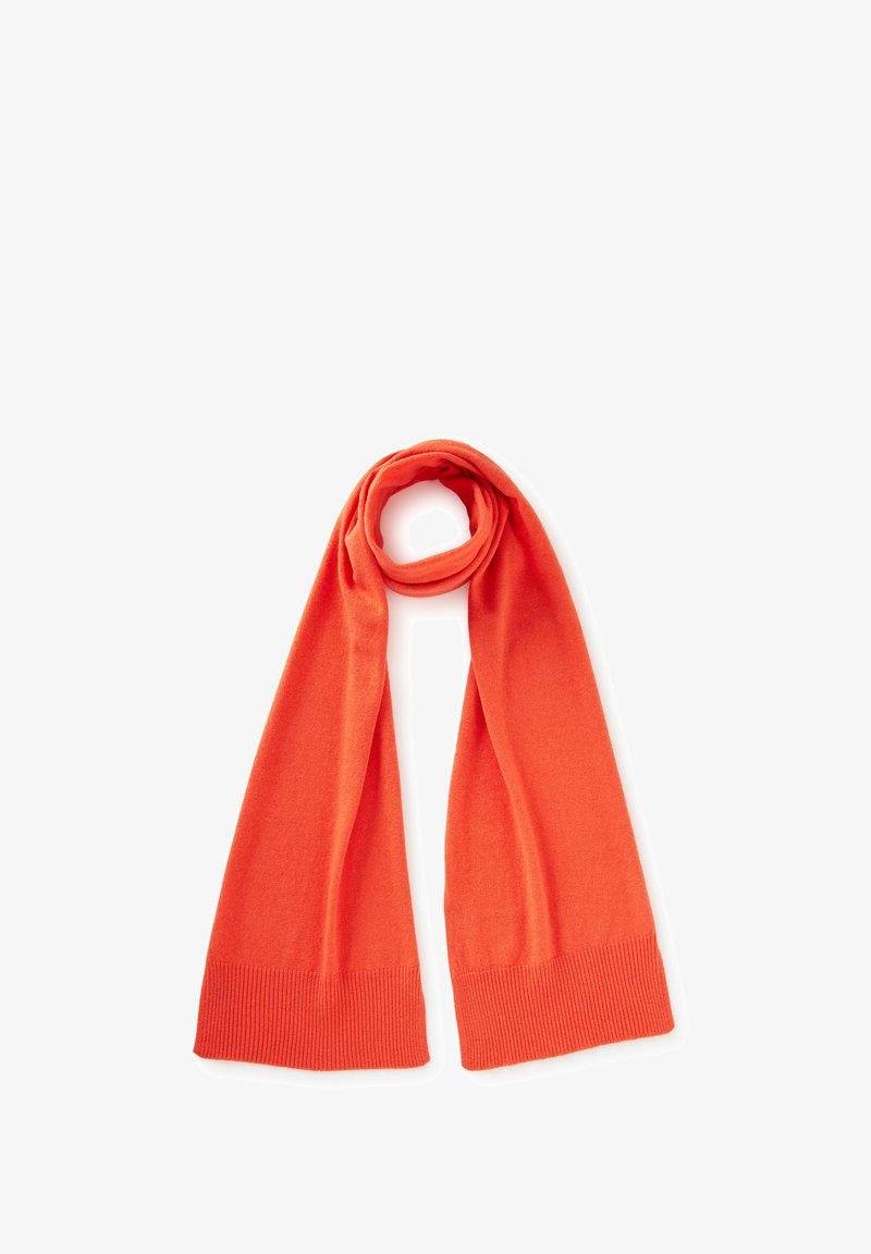 Écharpe orange en tissu doux, avec une texture en tricot côtelé aux extrémités. Elle a une forme rectangulaire longue et est soigneusement pliée.