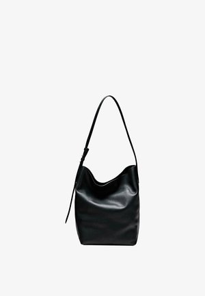 Černá kožená kabelka přes rameno s jedním nastavitelným popruhem a mírně povadlým, měkkým obdélníkovým tvarem.