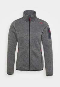 Szara kurtka polarowa z teksturowanym wzorem, wysokim kołnierzem, czarnym zamkiem błyskawicznym i czerwonymi akcentami. Posiada boczne kieszenie oraz jedną na rękawie.