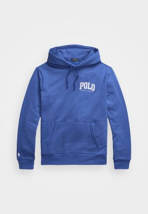 Mėlynas gobtuvas sukeliančio megztinio, pagaminto iš minkštos medžiagos, su priekinėmis kišenėmis. Yra baltas "POLO" logotipas ir mažas baltas arkliuko emblema ant rankovės.