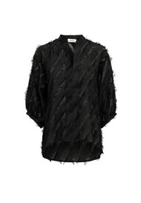 Blusa nera con vestibilità rilassata, scollatura a V e tessuto testurizzato con strisce orizzontali sfilacciate. Materiale morbido e leggero con maniche a tre quarti.