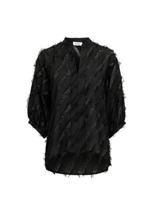 Juoda bliuska, pasižyminti laisvu siluetu, V formos iškirpte ir tekstūruotu audiniu su sušalusiomis horizontaliomis juostomis. Minkšta, lengva medžiaga su alkūnių ilgio rankovėmis.