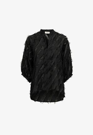 Melnā blūze ar brīvu piegriezumu, V veida kakla izgriezumu un teksturētu audumu ar frēzētiem horizontāliem svītrainēm. Mīksts, viegls materiāls ar elkona garuma piedurknēm.