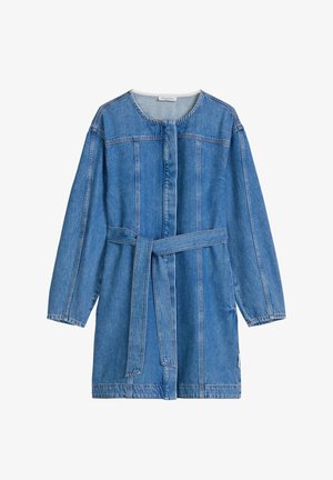 Blauwe denim jurk met lange mouwen, ronde halslijn, verborgen sluiting aan de voorkant en een bijpassende stoffen ceintuur gestrikt in de taille.