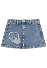 Denim mini szoknya szív alakú gombokkal, fakó kék anyagból, megkopott szív foltokkal és rózsaszín hímezett "Guess" logóval.