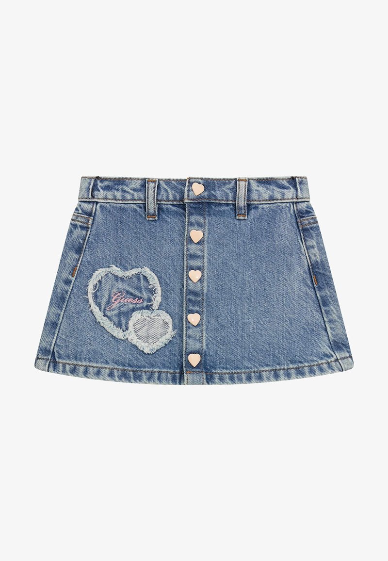 Denim mini szoknya szív alakú gombokkal, fakó kék anyagból, megkopott szív foltokkal és rózsaszín hímezett "Guess" logóval.