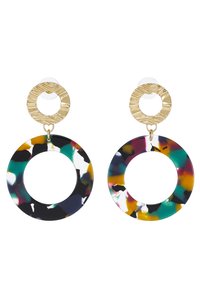 Pendientes en forma de aro de resina colorida que presentan un patrón veteado en negro, verde, amarillo y marrón, con un acento circular dorado texturizado en la parte superior.
