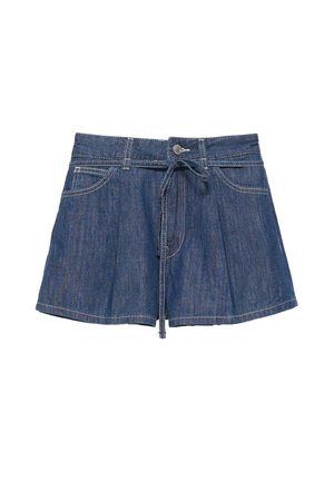 Denimshorts med forlommer, knap- og bindelukning samt synlige syninger på hvid baggrund.