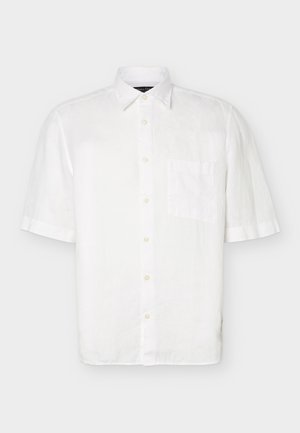 Λευκό πουκάμισο με κοντά μανίκια και κουμπιά, με μυτερό γιακά και τσέπη στο στήθος, παρουσιάζεται σε απλό φωτεινό φόντο.