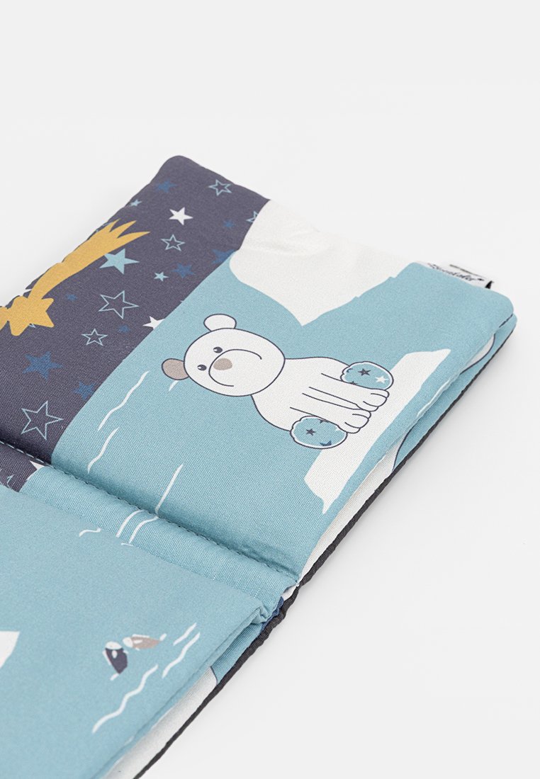 Składany materac w niebieskim i granatowym materiale, z wzorami polarnych niedźwiedzi i gwiazd, o gładkiej fakturze i wyściełanym designie dla wygody.