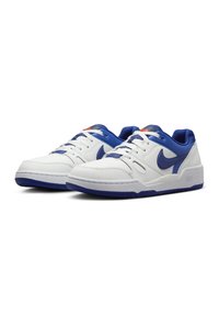 Tenis brancos em couro com detalhes em azul e sobreposições texturizadas. Apresentam um design com atacadores, colarinho almofadado e uma sola azul contrastante.