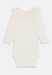Bodysuit pour bébé à manches longues en crème, avec un col en dentelle décoratif, une fermeture à pression au bas et un design en tissu texturé.
