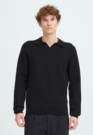 Pulover negru tricotat, cu decolteu în formă de V și guler, cu mâneci lungi și tiv ondulat. Materialul are o textură fină și moale.