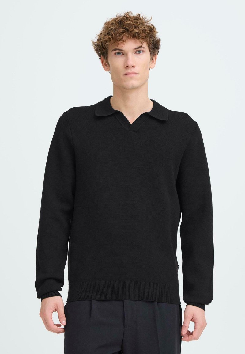 Čierny pletený sveter s výstrihom do V a golierom, s dlhými rukávmi a rebrovaným zakončením. Tkanina má hladký a jemný povrch.