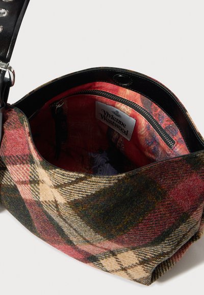 Brūna un sarkana kvadrātveida soma no teksturētas auduma ar melnu iekšpuses oderi, rāvējslēdzēja kabatu un Vivienne Westwood etiķeti, redzamu iekšpusē.