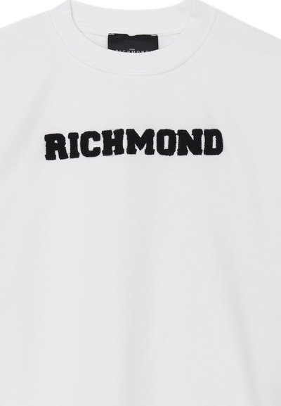 Felpa bianca con la scritta "RICHMOND" in lettere ricamate nere in grassetto, con collo a giro classico e texture morbida.