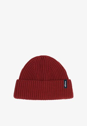 Czerwona wełniana czapka z dzianiny o prążkowanej fakturze i podwiniętym mankietem. Z boku znajduje się niebieska metka z białym napisem.