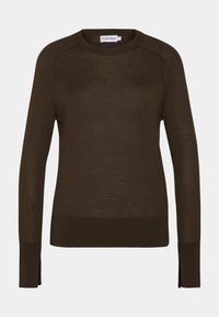 Pull marron foncé à manches longues et col rond, avec poignets et ourlet côtelés, avec des trous pour les pouces aux poignets.