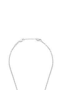 Collar de cadena de plata con un diseño delicado de eslabones entrelazados y cierre de langosta, que muestra un acabado suave y una textura ligera.