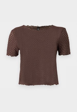 Kratki smeđi teksturirani pleteni top s nazubljenim rubovima i okruglim izrezom, prikazan na jednostavnoj pozadini.