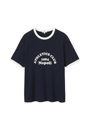 T-shirt bleu marine à manches courtes avec bordure blanche au col et aux manches, avec le texte "ATHLETICS CLUB 1984 Napoli" en blanc sur le devant.