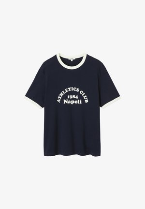 T-shirt bleu marine à manches courtes avec bordure blanche au col et aux manches, avec le texte "ATHLETICS CLUB 1984 Napoli" en blanc sur le devant.