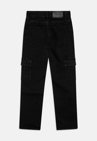 Pantalones cargo negros de mezclilla, con dos bolsillos laterales, dos bolsillos traseros y una cintura plana. Textura suave con corte recto.