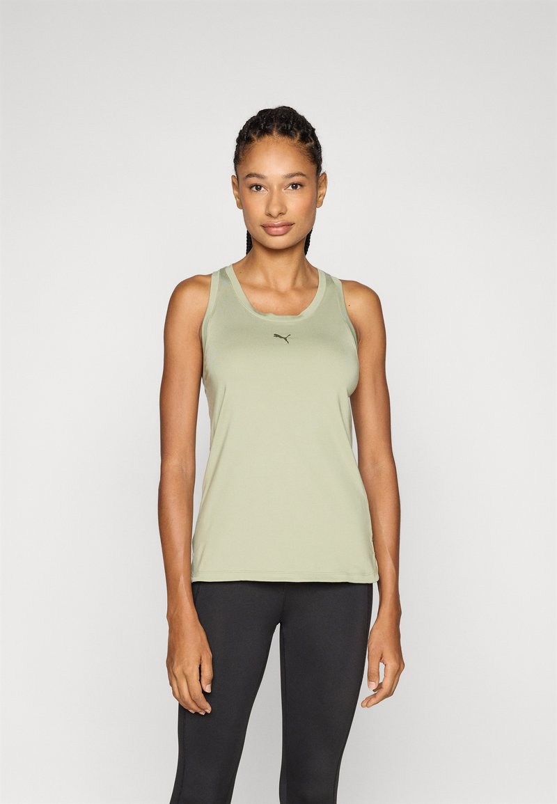 Olijfgroene sportieve tanktop met een ronde halslijn, zonder mouwen en een zwart logo accent. Glad, lichtgewicht materiaal.