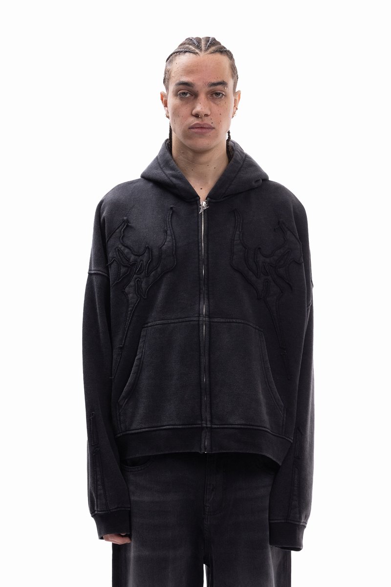 Μαύρο φούτερ με φερμουάρ και άνετη εφαρμογή, με κεντημένα αφηρημένα σχέδια στο εμπρός μέρος, μεγάλες τσέπες και υφή υφάσματος.