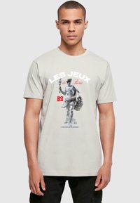 Mister Tee LES JEUX DE PARIS TEE - T-shirt med print - lightasphalt