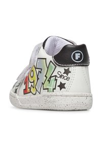 Sneaker alta bianca con velcro, caratterizzata da un testo grafico colorato "1944 Since" e stelle, suola in gomma strutturata a macchie.