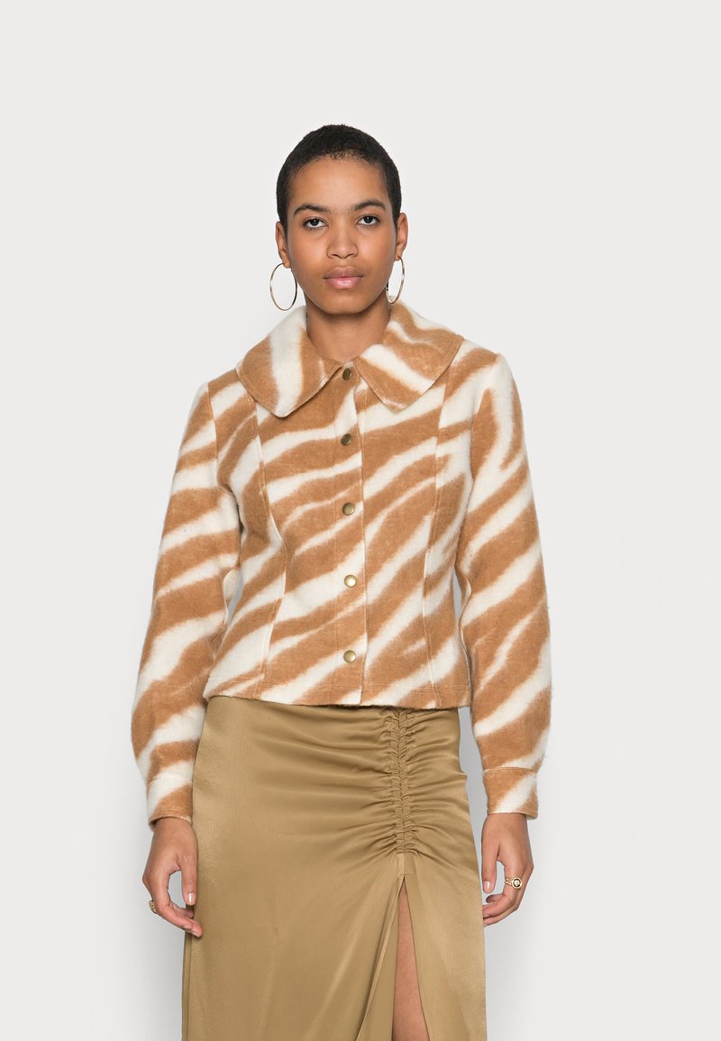 Gestuz OLENAGZ SHORT - Casaco de verão - camel/white