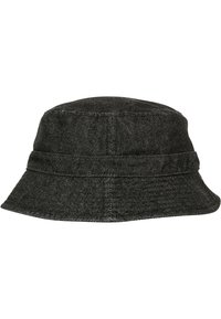 Sort denim bucket hat med synlige syninger og en blød, skrånende skygge.