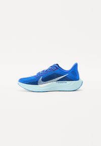Blaue Sportschuh mit einem atmungsaktiven Obermaterial aus Mesh, silbernem Nike-Swoosh und einer hellblauen gepolsterten Sohle. Verfügt über ein Schnürsystem für einen sicheren Sitz.