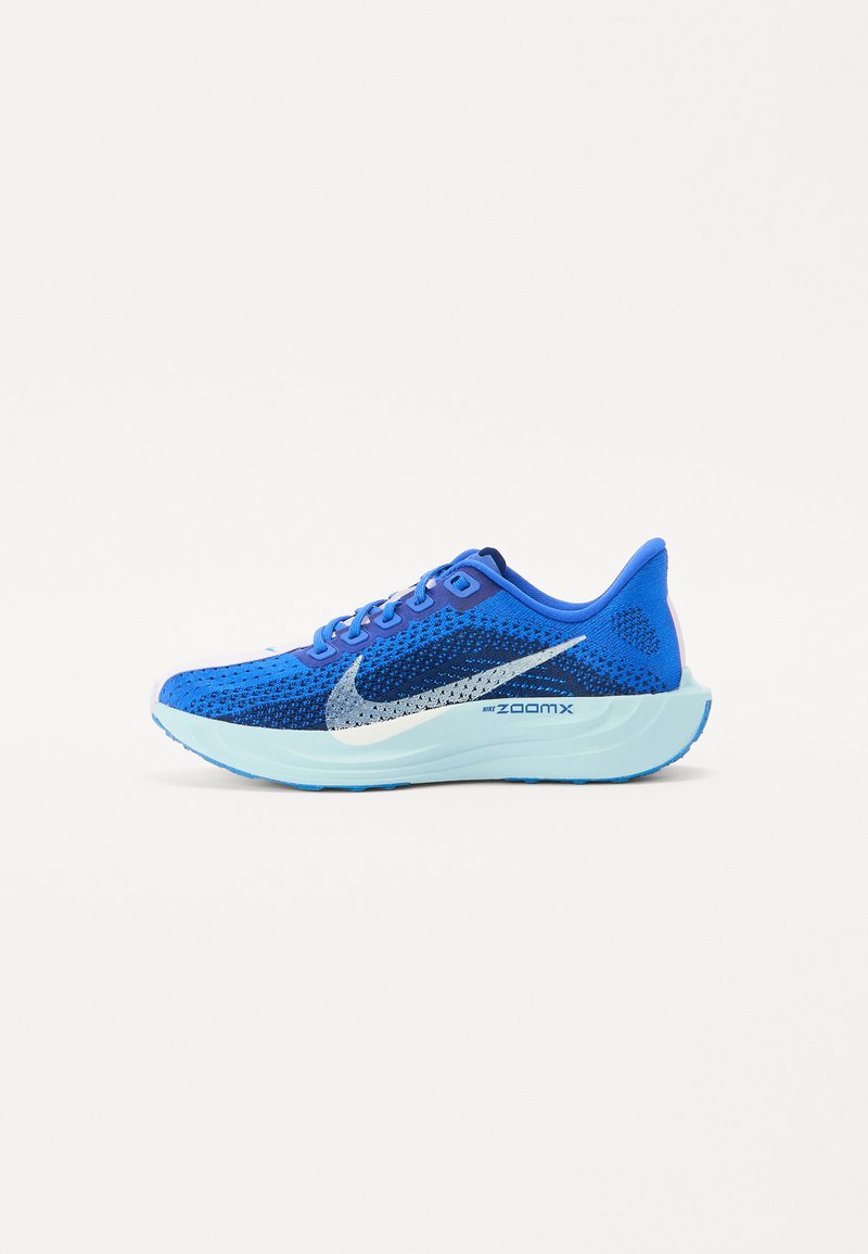 Blaue Sportschuh mit einem atmungsaktiven Obermaterial aus Mesh, silbernem Nike-Swoosh und einer hellblauen gepolsterten Sohle. Verfügt über ein Schnürsystem für einen sicheren Sitz.