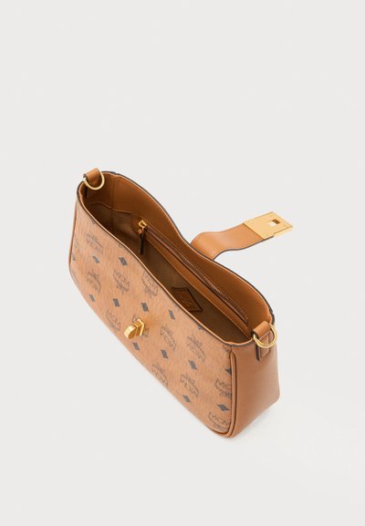 Sac à main rectangulaire en cuir marron avec fermoir doré, poche zippée à l'intérieur et motif logo sur l'extérieur, ouvert sur fond blanc.
