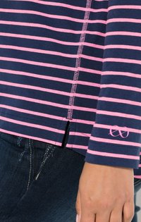 Laivastonsininen ja vaaleanpunainen raidallinen pitkähiha-paita sivulimityksillä, sileää puuvillamateriaalia ja pieni vaaleanpunainen logo lähellä hihaa.