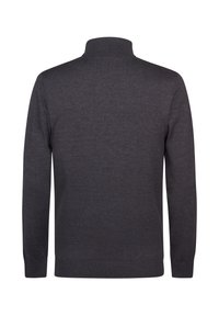 Ciemnoszary sweter z wysokim kołnierzem, długimi rękawami i prążkowanymi mankietami. Tkanina wydaje się gładka o jednolitej strukturze.