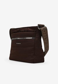 Bolso cruzado de tela marrón con un bolsillo delantero con cremallera, textura acolchada y una correa ajustable con patrón que presenta el nombre de la marca.