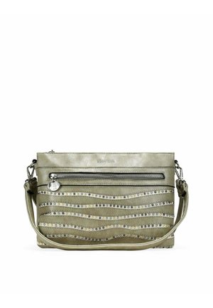 Bolso bandolera de cuero verde oliva con bolsillo frontal con cremallera y adornos ondulados de tachuelas plateadas y doradas, correa de hombro desmontable.